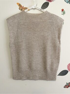 Banana Republic Sleeveless Sweater Vest in Light Taupe S